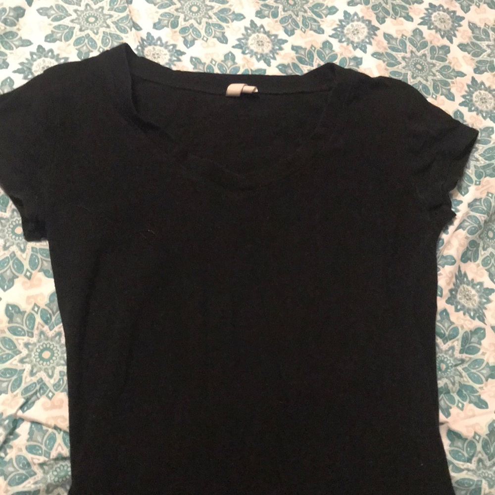 all black V-neck shirt